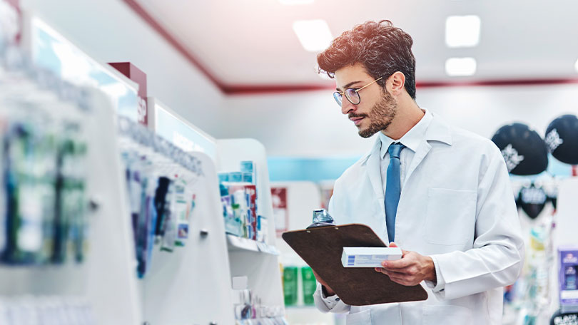 Ein Regulatory-Affairs-Mitarbeiter pr&uuml;ft Produktinformationen und dokumentiert regulatorische Anforderungen im pharmazeutischen Umfeld.