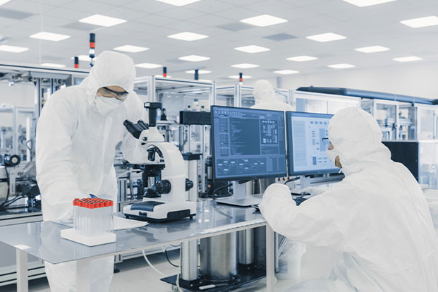 Biotechnologische Forschung im Reinraumlabor Zwei Wissenschaftler in Schutzkleidung arbeiten im Hightech-Labor