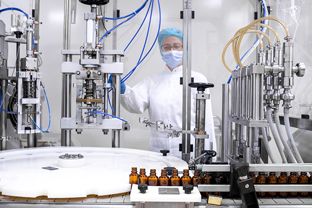Mitarbeiterin ein einer Chemieproduktionsanlage Mitarbeiterin ein einer Chemieproduktionsanlage