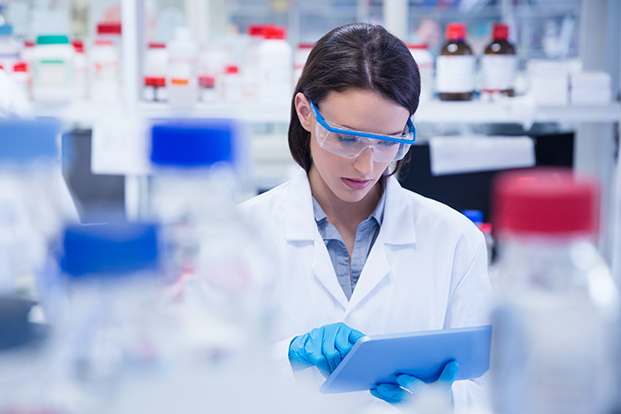 Laborantin bei der Kontrolle von Medizin Laborantin bei der Kontrolle von Medizin
