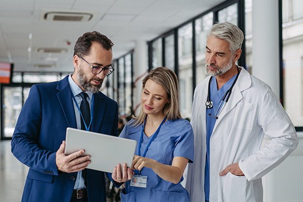 Gesprächsituation von drei Personen auf einem Krankenhausflur Gesprächsituation von drei Personen auf einem Krankenhausflur