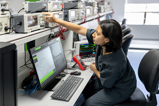 Technikerin in einem medizintechnischen Labor Technikerin in einem medizintechnischen Labor