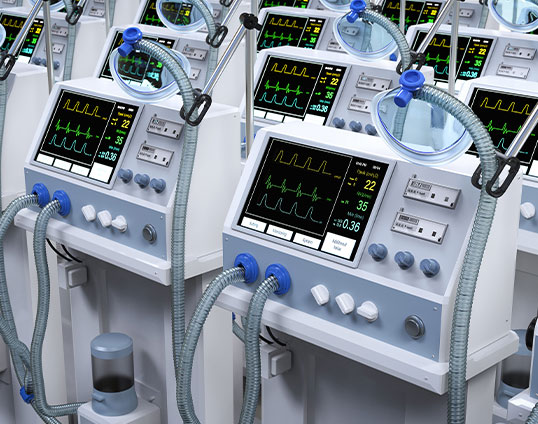 Moderne Medizintechnik: Beatmungsgeräte in Reihe Mehrere Beatmungsgeräte mit Schläuchen und Monitoren zeigen Vitaldaten