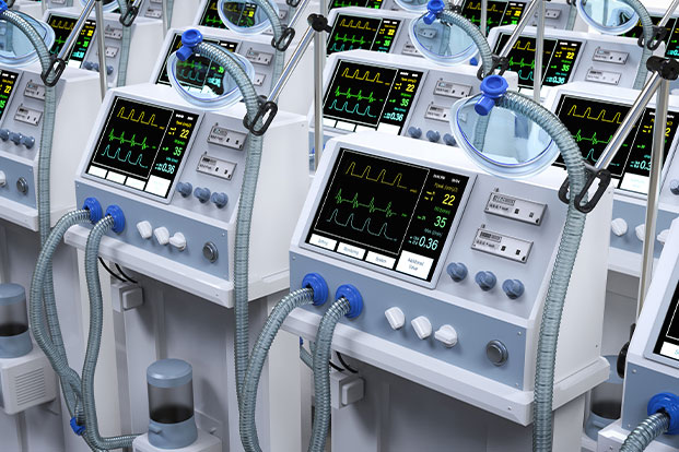 Moderne Medizintechnik: Beatmungsgeräte in Reihe Mehrere Beatmungsgeräte mit Schläuchen und Monitoren zeigen Vitaldaten
