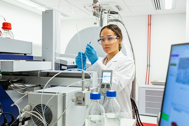 Laborantin an technischen Maschinen im Labor Laborantin an technischen Maschinen im Labor