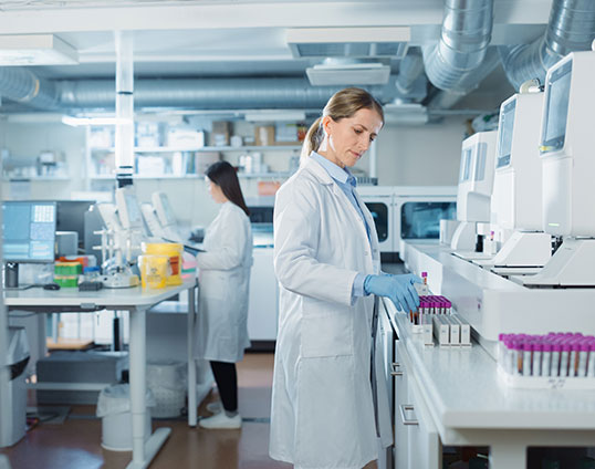 Laborarbeit mit modernen Analysegeräten Zwei Wissenschaftlerinnen arbeiten im modernen Labor mit Analysegeräten