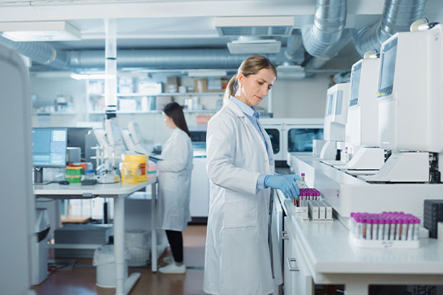 Laborarbeit mit modernen Analysegeräten Zwei Wissenschaftlerinnen arbeiten im modernen Labor mit Analysegeräten