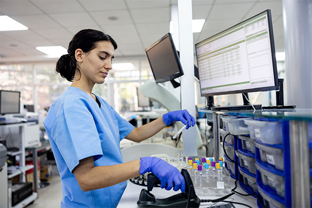 Eine Laborfachkraft verarbeitet Proben im Labor und sorgt mit pr&auml;ziser Dokumentation und sorgf&auml;ltigen Analysen f&uuml;r zuverl&auml;ssige Ergebnisse.