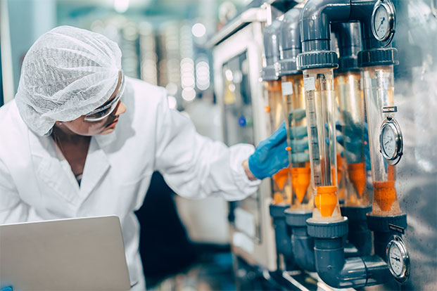 Eine Fachkraft &uuml;berwacht industrielle Prozesse und kontrolliert Anlagen, um h&ouml;chste Qualit&auml;tsstandards und sichere Produktionsabl&auml;ufe zu gew&auml;hrleisten.