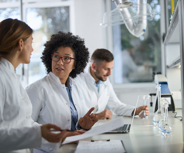 Mehrere Fachkr&auml;fte besprechen regulatorische Themen und arbeiten gemeinsam an Dokumentationen und Qualit&auml;tsanforderungen.