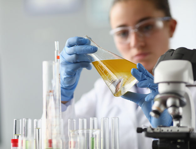 Eine Chemikerin untersucht eine Fl&uuml;ssigkeitsprobe im Labor und bewertet deren Zusammensetzung.