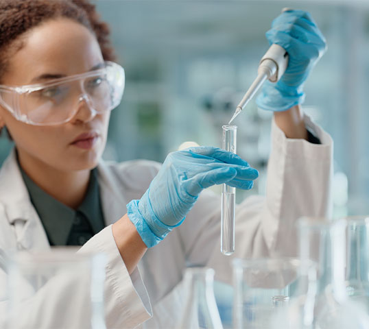 Eine Wissenschaftlerin f&uuml;hrt mit einer Pipette pr&auml;zise Laboranalysen durch und untersucht Proben unter kontrollierten Bedingungen in einer modernen Forschungseinrichtung.