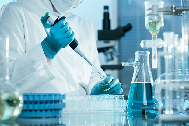 Eine Fachkraft f&uuml;hrt mithilfe einer Pipette Laboranalysen durch und &uuml;berpr&uuml;ft Proben zur Qualit&auml;tssicherung in der pharmazeutischen Produktion.