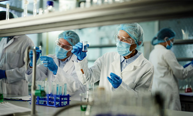 Zwei Fachkr&auml;fte analysieren Proben im Labor und kontrollieren die Einhaltung von Qualit&auml;tsstandards.
