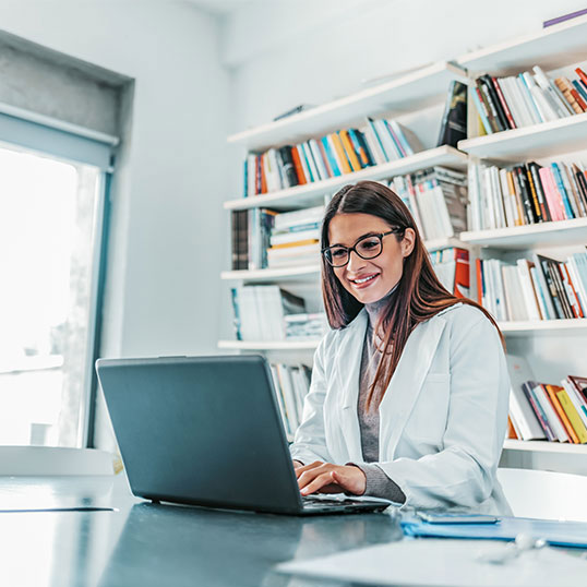 Eine Mitarbeiterin arbeitet am Laptop, organisiert interne Prozesse und unterst&uuml;tzt administrative sowie organisatorische Aufgaben im Unternehmen.